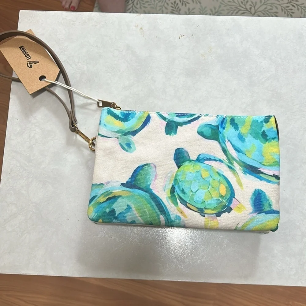 Anngoti turtle wristlet with detachable strap